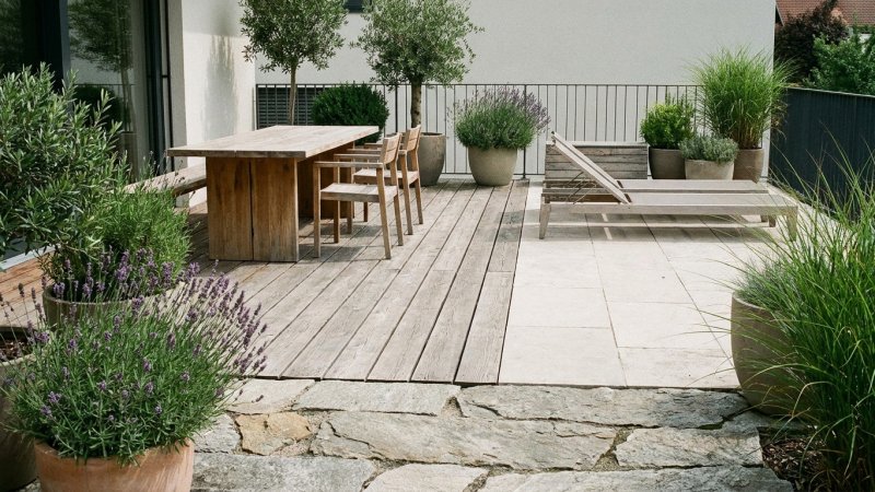 Balkon und Terrasse auf Vordermann bringen: Materialien, Pflege und Kosten 2026